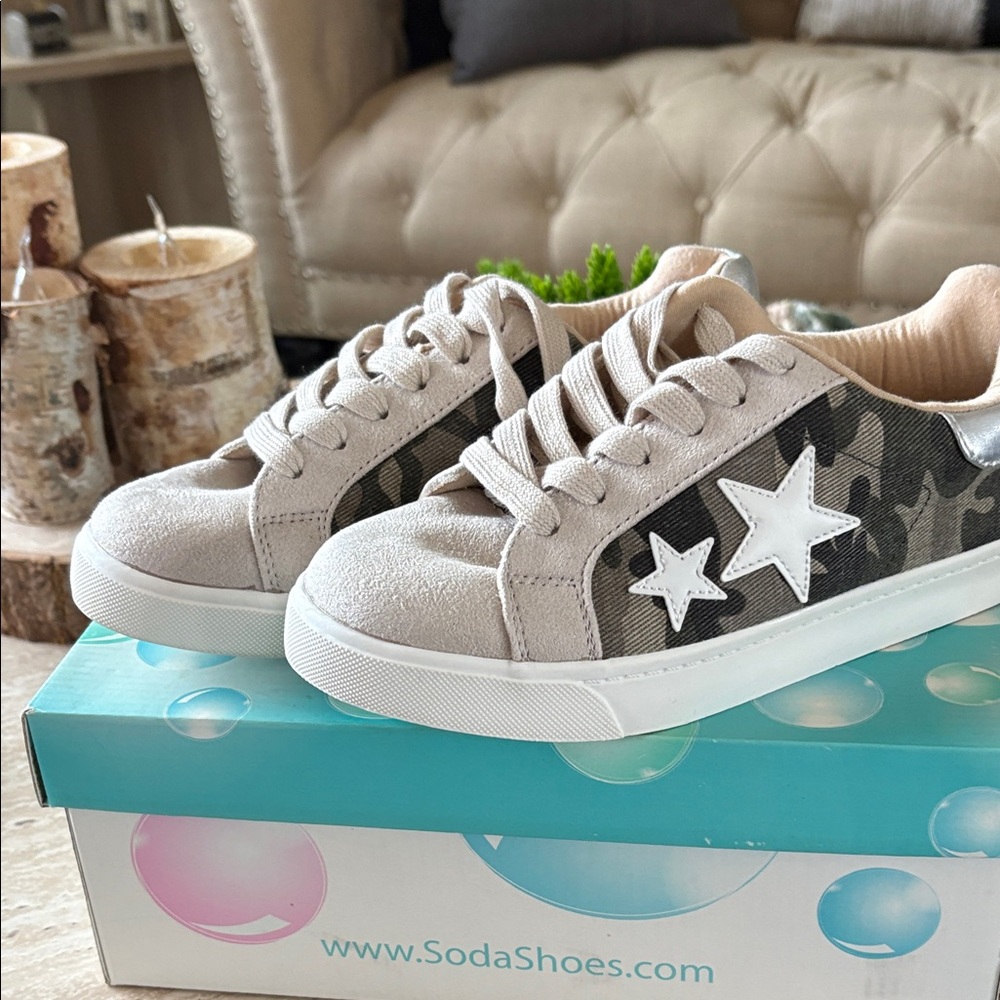Soda Kids' Tan and Green Star Sneakers